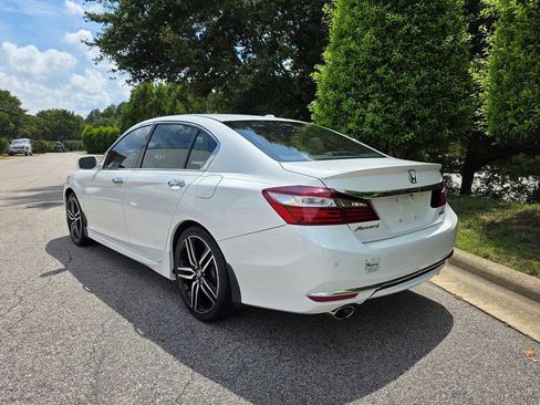 Used 2017 Honda Accord Touring image 3