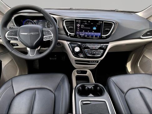 Used 2024 Chrysler Pacifica Touring-L FWD image 7