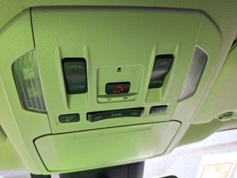 Used 2025 Toyota Highlander Limited image 29