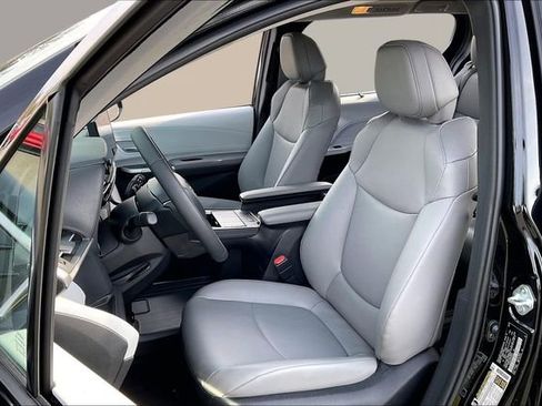 Used 2025 Toyota Sienna XLE image 15