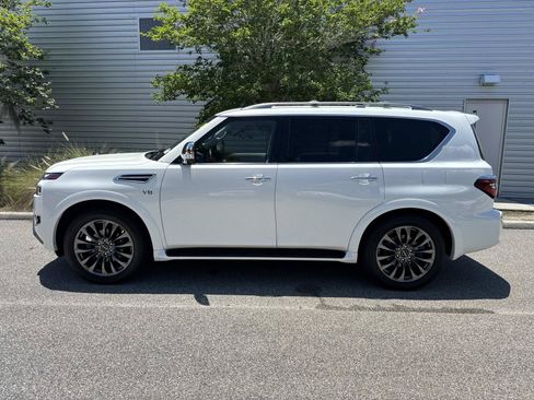 Used 2022 Nissan Armada Platinum w/ Captain's Chairs Package RWD image 2
