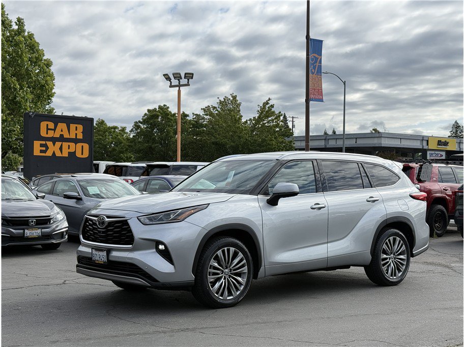 Used 2022 Toyota Highlander Platinum FWD image 1