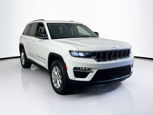 Used 2023 Jeep Grand Cherokee Limited w/ Trailer Tow Prep Group (B) AWD/4WD image 3