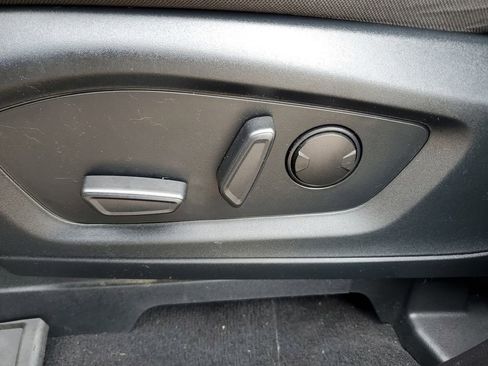 Used 2022 Ford Explorer XLT image 13