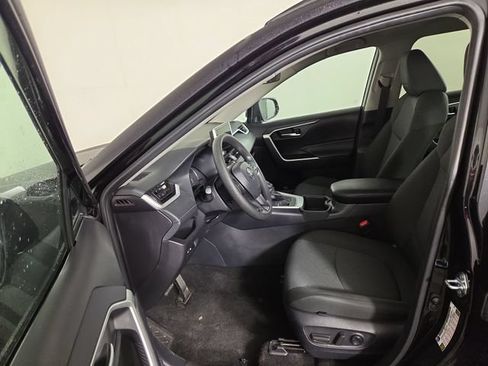 Used 2025 Toyota RAV4 XLE AWD/4WD image 12