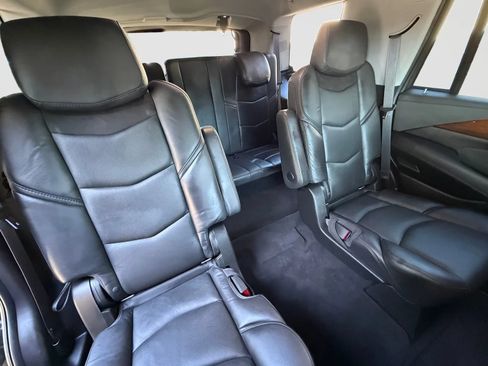 Used 2017 Cadillac Escalade Luxury AWD/4WD image 19