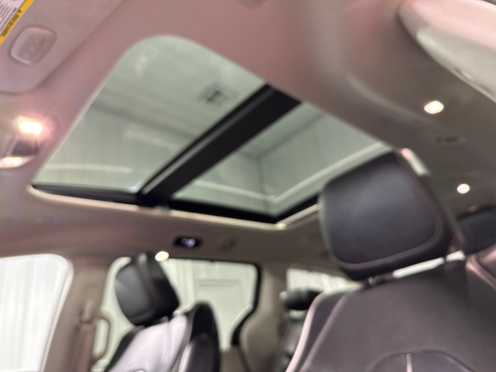 Used 2023 Chrysler Pacifica Limited FWD image 33