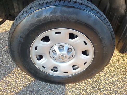 Used 2017 Nissan Titan SV image 24