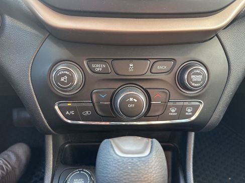 Used 2017 Jeep Cherokee Latitude w/ Cold Weather Group image 20
