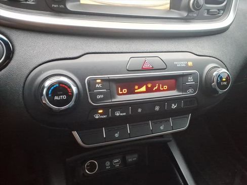 Used 2020 Kia Sorento S image 16