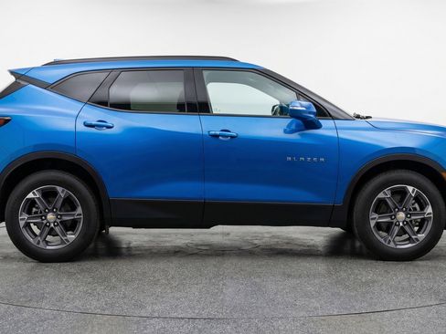 Used 2025 Chevrolet Blazer LT FWD image 11