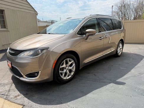 Used 2017 Chrysler Pacifica Touring-L Plus image 11