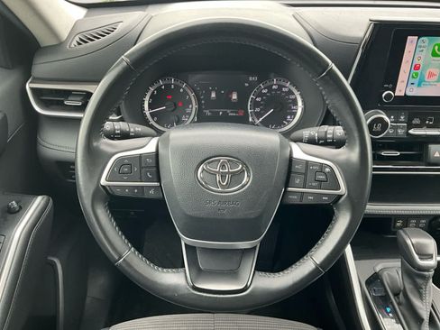 Used 2024 Toyota Highlander LE AWD/4WD image 15