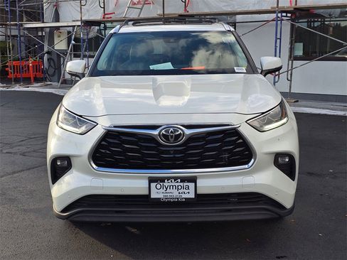 Used 2021 Toyota Highlander Limited image 2