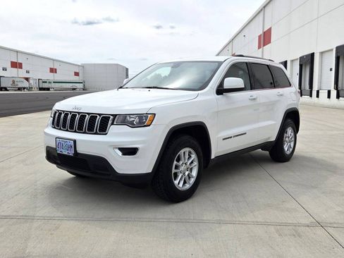 Used 2018 Jeep Grand Cherokee Laredo image 1