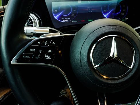 Used 2023 Mercedes-Benz EQS 580 4MATIC Sedan image 29