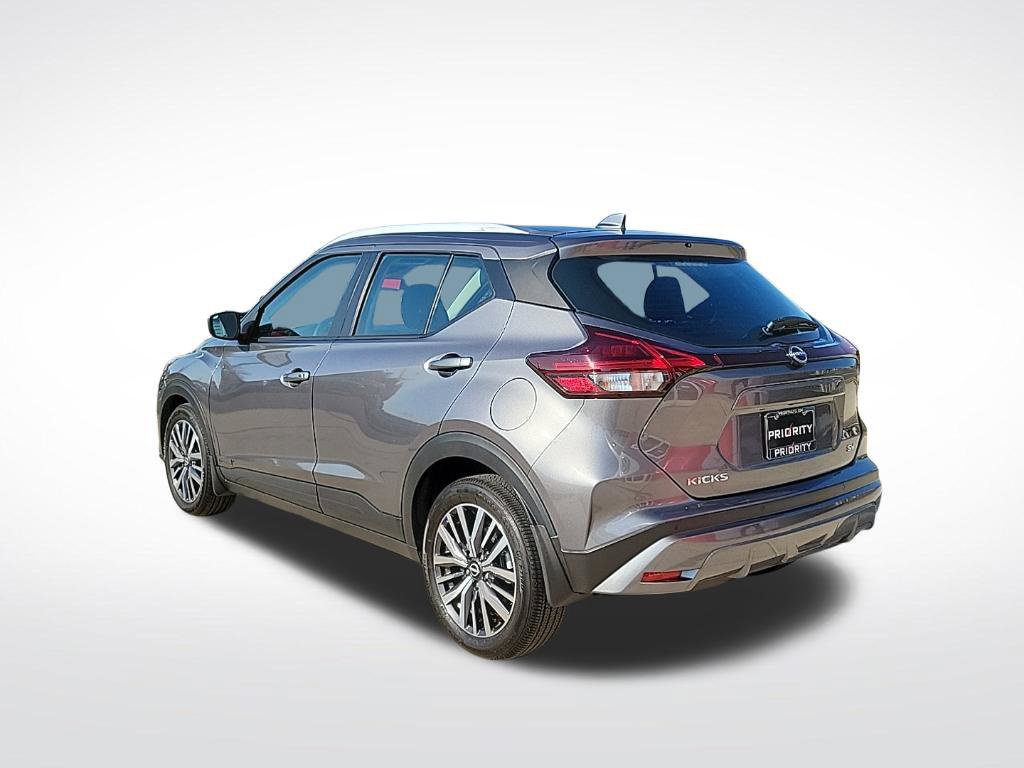 Used 2023 Nissan Kicks SV FWD image 3