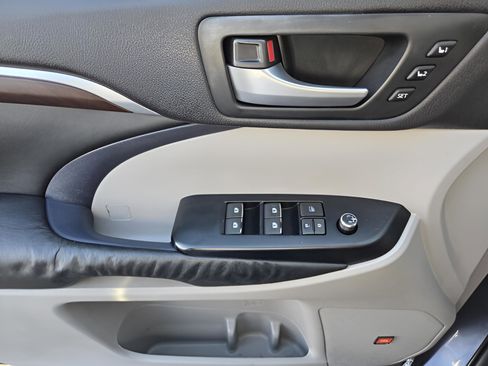 Used 2014 Toyota Highlander Limited Platinum image 29