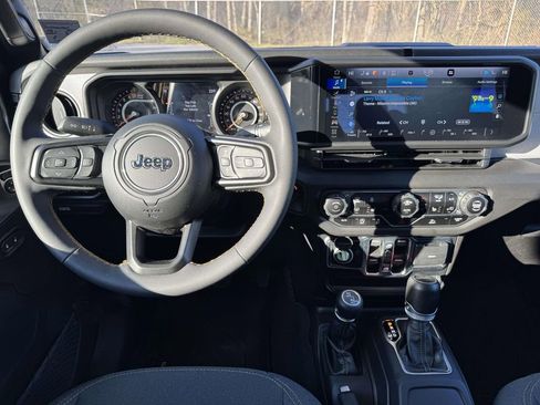 Used 2024 Jeep Gladiator Sport image 16