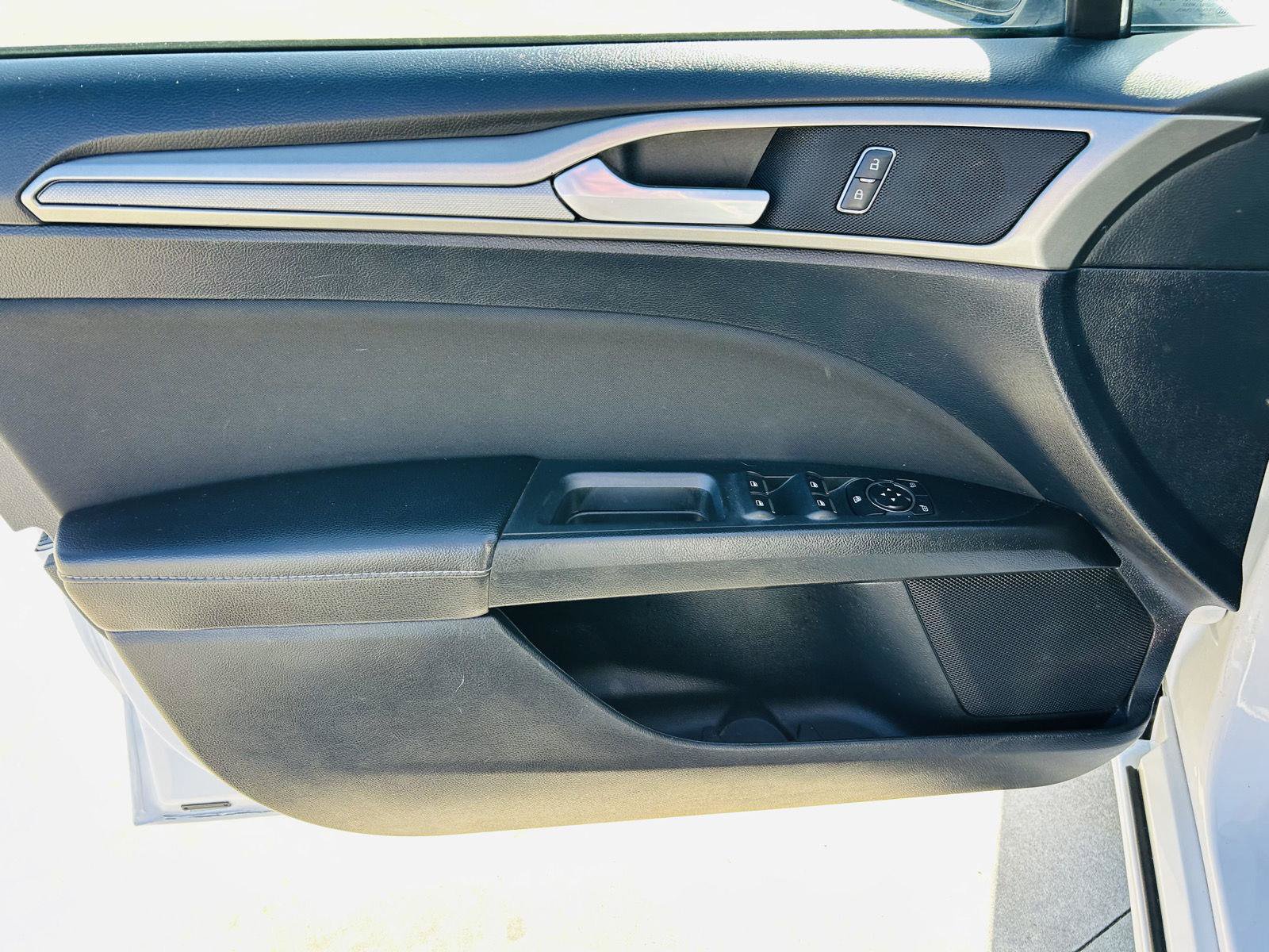 Used 2019 Ford Fusion SE FWD image 8