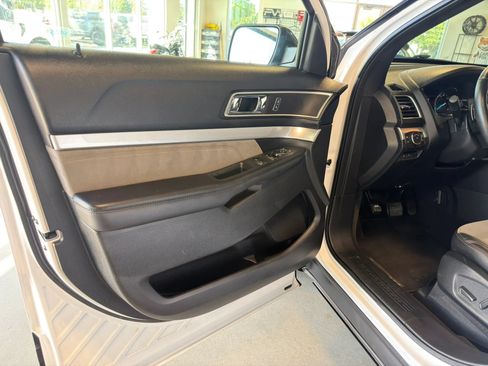Used 2017 Ford Explorer XLT w/ Equipment Group 202A AWD/4WD image 15