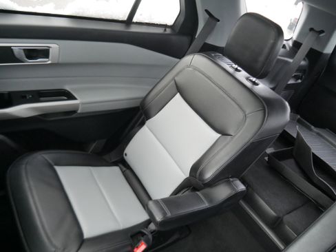 Used 2022 Ford Explorer XLT w/ Equipment Group 202A image 12