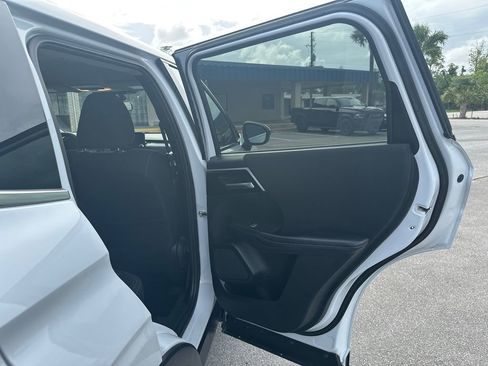 Used 2024 Mitsubishi Outlander ES FWD image 16
