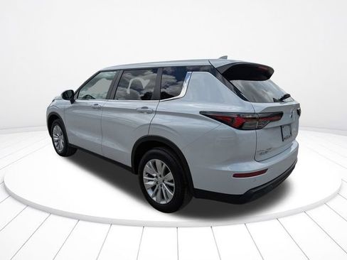 Used 2025 Mitsubishi Outlander ES FWD image 6
