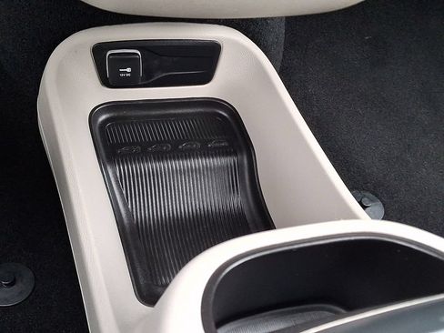 Used 2024 Chrysler Pacifica Touring-L FWD image 26