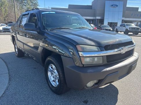 Used 2003 Chevrolet Avalanche 4x4 w/ Suspension Package, Off-Road image 2