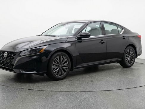 Used 2025 Nissan Altima 2.5 SV image 3