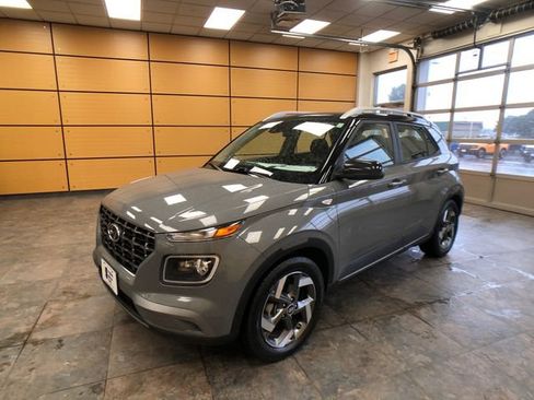 Used 2022 Hyundai Venue Limited w/ Cargo Package FWD image 3