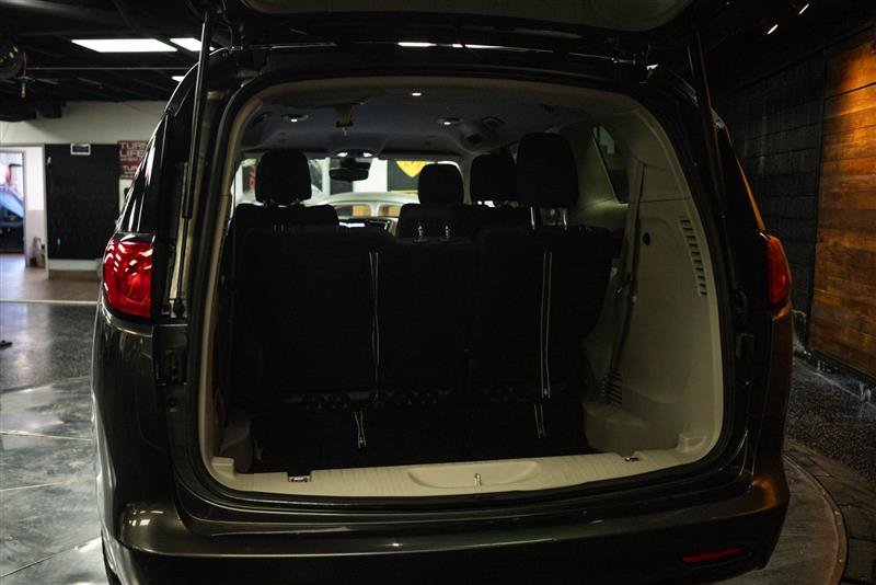 Used 2023 Chrysler Voyager LX FWD image 7