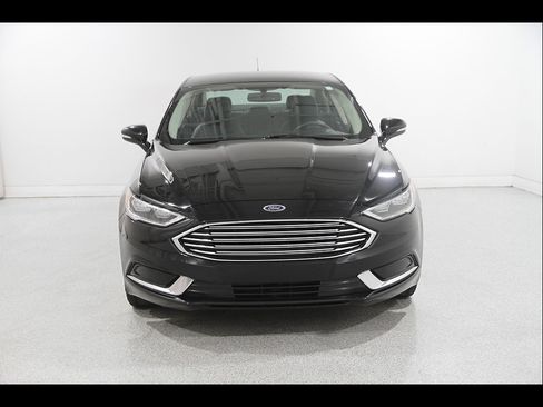 Used 2018 Ford Fusion SE AWD/4WD image 2