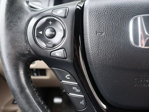 Used 2016 Honda Pilot Touring image 32