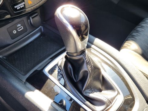 Used 2019 Nissan Rogue SV FWD image 12