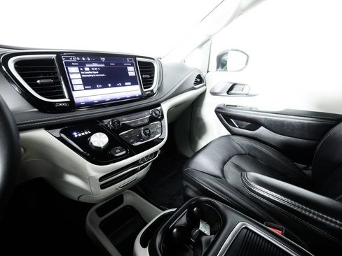 Used 2022 Chrysler Pacifica Touring-L FWD image 31