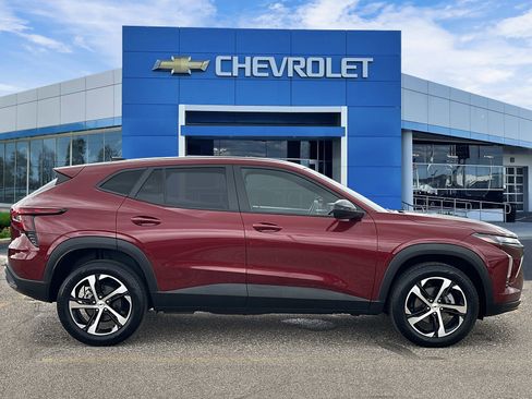 Certified 2024 Chevrolet Trax RS w/ Driver Confidence Package FWD image 5