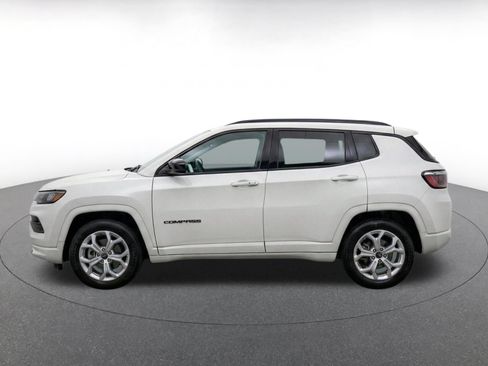 Used 2025 Jeep Compass Latitude AWD/4WD image 4