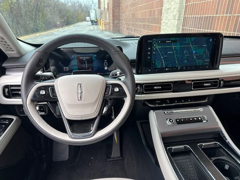 Used 2025 Lincoln Aviator AWD w/ Equipment Group 101A image 15