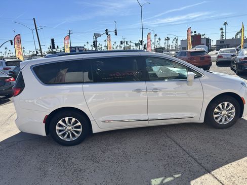 Used 2018 Chrysler Pacifica Touring-L image 6