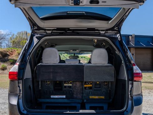 Used 2015 Toyota Sienna LE image 9