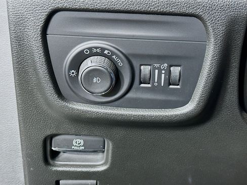 Used 2023 Jeep Grand Cherokee Limited w/ Black Appearance Package AWD/4WD image 17