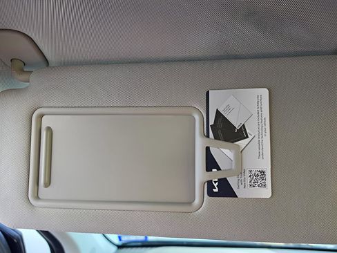 Used 2025 Kia Carnival LX FWD image 29