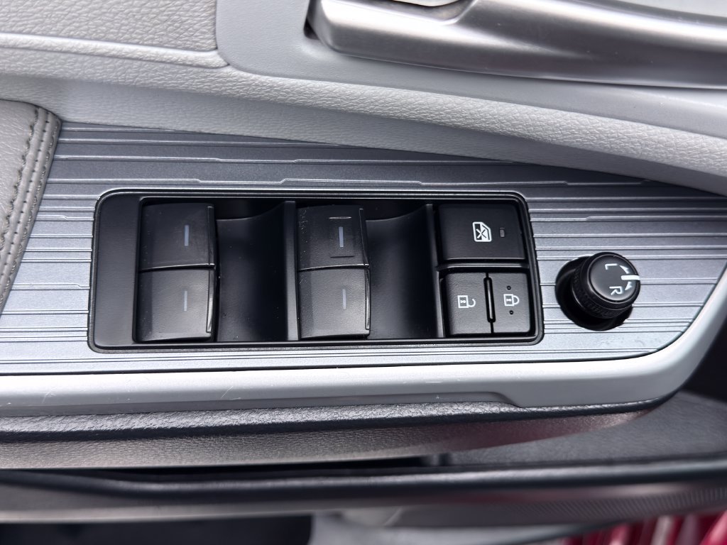 Used 2025 Toyota Sienna XLE w/ XLE Plus Package AWD/4WD image 18