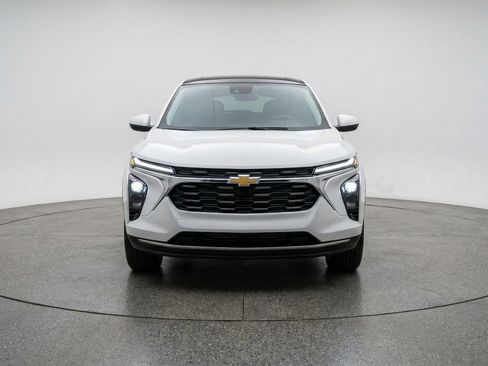 Used 2025 Chevrolet Trax LT FWD image 2