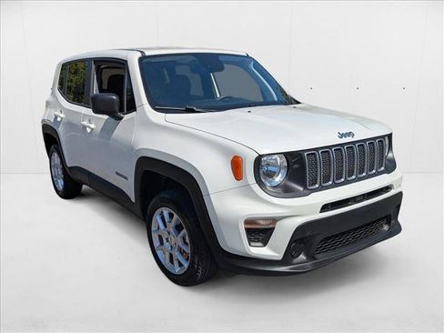 Used 2023 Jeep Renegade Latitude image 3