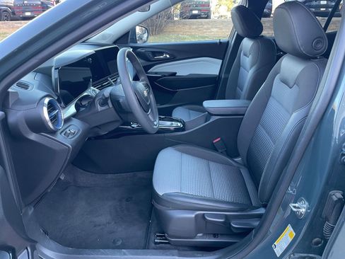 Used 2025 Chevrolet Trax LT image 30
