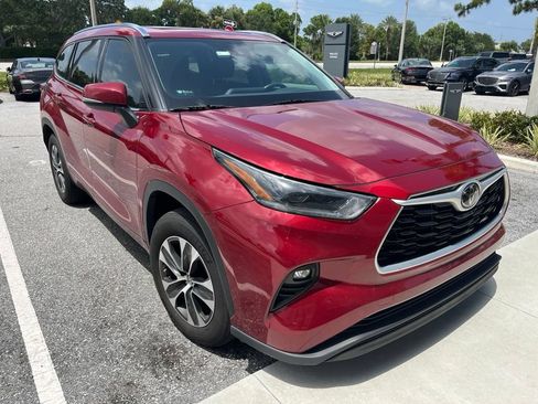 Used 2021 Toyota Highlander XLE FWD image 3