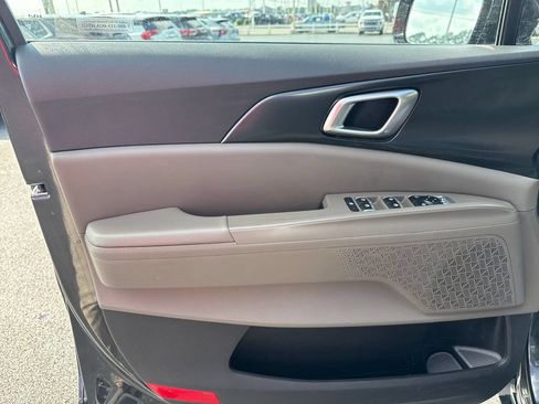 Used 2025 Kia Carnival FWD image 12